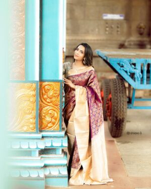 Niranjani Ashokan Instagram - Pongal 2023 ♥️

.
.

HMU: @smokey_makeupbar_ 
Photography: @studio_d_weddings 
Saree: @sevvisilks 
Blouse: @deepa_design 
Jewellery: @smokey_bridaljewelry 

#niranjaniashokan #makarasankranti #maghi #happypongal #festival #january #blessed #silksaree #temple