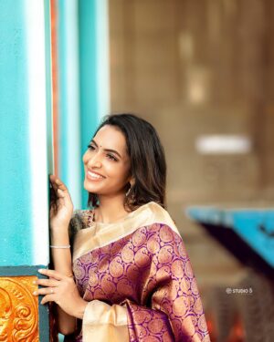 Niranjani Ashokan Instagram - Pongal 2023 ♥️

.
.

HMU: @smokey_makeupbar_ 
Photography: @studio_d_weddings 
Saree: @sevvisilks 
Blouse: @deepa_design 
Jewellery: @smokey_bridaljewelry 

#niranjaniashokan #makarasankranti #maghi #happypongal #festival #january #blessed #silksaree #temple