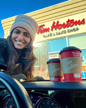 Niranjani Ashokan Instagram - The crazy coffee lovers are @timhortons and when the cousin boy tries to click the place but I love to photo bomb his pictures jus to annoy him😬♥️🙈 memories to cherish. 

.
.

PC: @praveenitis 😏

#niranjaniashokan #coffee #timhortons #casual #dayout