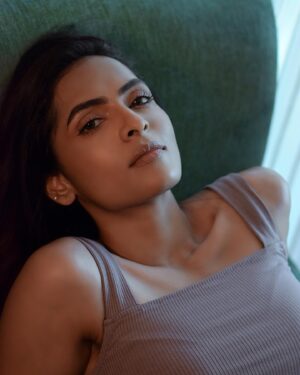 Niranjani Ashokan Instagram - Can you keep up? 

.
.

Photographer: @irst_photography 
MUA & Hair: @smokey_makeupbar_ 

#niranjaniashokan #selfmade #wine #portaritphotography #eyes
