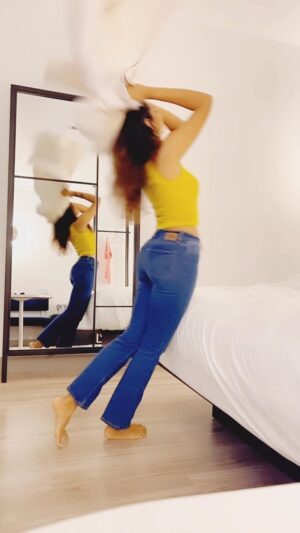 Niranjani Ashokan Instagram - It's all coz of the song not me 🙄😬🙈

.
.

#niranjaniashokan #coffee #gettingready #lazy #dance #little #of #everything #vaseegara #reelitfeelit #feelingmyself #cozy #weather #winter