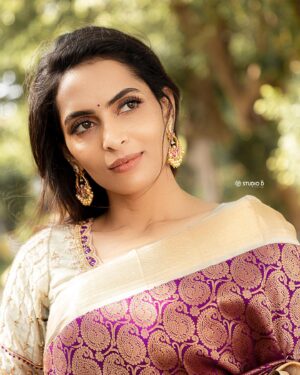 Niranjani Ashokan Instagram - It is up to you to see the beauty of everyday things✨

.
.

HMU: @smokey_makeupbar_ 
Photography: @studio_d_weddings 
Saree: @sevvisilks 
Blouse: @deepa_design 
Jewellery: @smokey_bridaljewelry 

#niranjaniashokan #makarasankranti #maghi #happypongal #festival #january #blessed #silksaree #temple