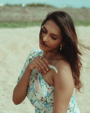 Niranjani Ashokan Instagram - Vanity fair 
September 2022 🤎

.

Shot by @shots_by_johnny 
Make up @abhirami_mua 
Hair @surya_s_makeover

#sand #fairy #mermaid #goodvibes #breeze #collab