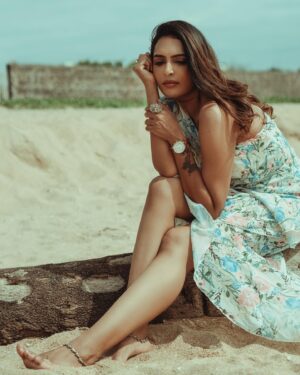 Niranjani Ashokan Instagram - Vanity fair 
September 2022 🤎

.

Shot by @shots_by_johnny 
Make up @abhirami_mua 
Hair @surya_s_makeover

#sand #fairy #mermaid #goodvibes #breeze #collab