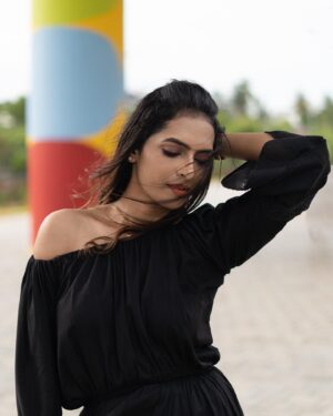 Niranjani Ashokan Instagram - Free spirit, wild heart, sweet soul! 💫🖤

.
.

Shot by @shots_by_johnny 
Make up @abhirami_mua 
Hair @surya_s_makeover 

#black #blackpanther #niranjaniashokan #strong #selfmade