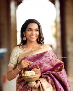 Niranjani Ashokan Instagram - It is up to you to see the beauty of everyday things✨

.
.

HMU: @smokey_makeupbar_ 
Photography: @studio_d_weddings 
Saree: @sevvisilks 
Blouse: @deepa_design 
Jewellery: @smokey_bridaljewelry 

#niranjaniashokan #makarasankranti #maghi #happypongal #festival #january #blessed #silksaree #temple