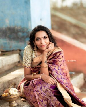 Niranjani Ashokan Instagram - It is up to you to see the beauty of everyday things✨

.
.

HMU: @smokey_makeupbar_ 
Photography: @studio_d_weddings 
Saree: @sevvisilks 
Blouse: @deepa_design 
Jewellery: @smokey_bridaljewelry 

#niranjaniashokan #makarasankranti #maghi #happypongal #festival #january #blessed #silksaree #temple