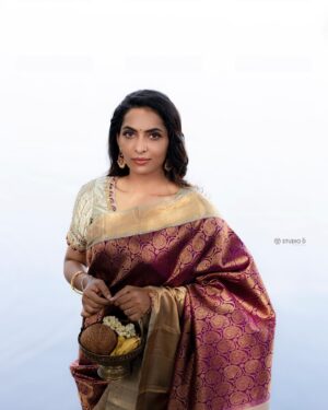 Niranjani Ashokan Instagram - It is up to you to see the beauty of everyday things✨

.
.

HMU: @smokey_makeupbar_ 
Photography: @studio_d_weddings 
Saree: @sevvisilks 
Blouse: @deepa_design 
Jewellery: @smokey_bridaljewelry 

#niranjaniashokan #makarasankranti #maghi #happypongal #festival #january #blessed #silksaree #temple