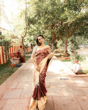 Niranjani Ashokan Instagram - It is up to you to see the beauty of everyday things✨

.
.

HMU: @smokey_makeupbar_ 
Photography: @studio_d_weddings 
Saree: @sevvisilks 
Blouse: @deepa_design 
Jewellery: @smokey_bridaljewelry 

#niranjaniashokan #makarasankranti #maghi #happypongal #festival #january #blessed #silksaree #temple