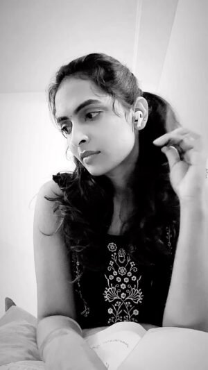 Niranjani Ashokan Instagram - 🖤

.
.

#niranjaniashokan #tamil #classics #reels #spb #80s #evergreen