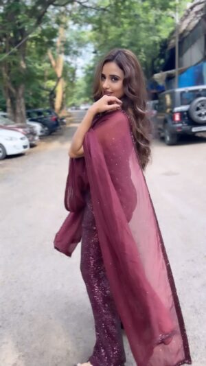 Nisha Nagpal Instagram - When i took ‘AE PALAT’ too seriously 😜😃💫

#réel #trending #90s #bollywood #look #yrkkh #theme #india #ethnic