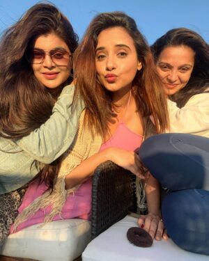 Nisha Nagpal Instagram - All about yesterday 
Giggles, coffee, and a dash of scandal 😉

@ami_trivedi_official @saeebarve_ 

#giggles #laugh #us #crazy #reunion