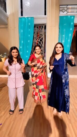 Nisha Nagpal Instagram - When we tried to make a trending reel😂😂😂

@ami_trivedi_official @nancy_roy56 

#reels #funny #bts #making #yrkkh #trending #comedy