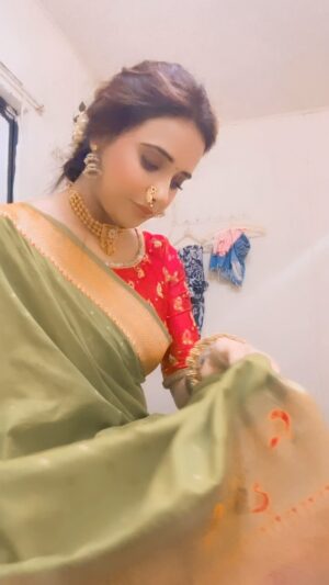 Nisha Nagpal Instagram - Thought to clear the draft💚

Pls avoid the background 🫣

#reels #india #marathi #look #yrkkh