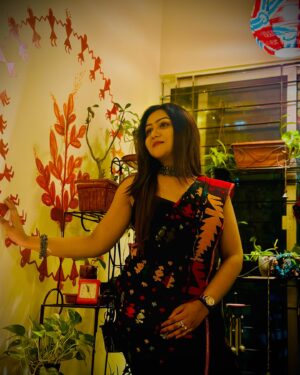 Nishat Priom Instagram - Embrace of shadows, where every color whispers a vibrant tale of contrasts and dreams ♟️🥀🕯️
#nishatpriom