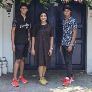 Nitha Promy Instagram - യാത്രകള്‍ അവസാനിക്കുമ്പോള്‍ ബാക്കിയാവുന്നത് കുറേ ചിത്രങ്ങളും ഓര്‍മ്മകളുമാണ്....
ഇവരൊക്കെ വലുതായി കൂട് വിട്ടു പറന്നാൽ പിന്നെ ഇതൊക്കെ പറ്റുവോ... ല്ലേ....

#mom #momandson #instagramers #life #memories #travel #travelphotography #travelreels #viral #malayali #family #dance #streetphotography #instagram #insta #mallu #viralreels #mallugram #loveyourself #insta #instagramreels #reelitfeelit #nithapromy #ronithpromy #richardpromy #reelsinstagram #trending #trendingmusic