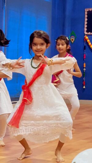 Nitya saxena Instagram - Kuchipudi is Divine ❤️❤️

Special Thanks to my teacher Jani Miya master 😇🙏

& Ofcourse thanks God fr giving me parents who support & encourage me in everything i like 😇

@nitya.saxena1186 @anchorravi_offl #princessviya #kuchipudi #performance #dance