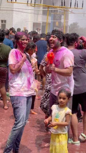 Nitya saxena Instagram - Happiest Holi it wassss 😍😍😍😍

@viyaofficial @nitya.saxena1186 @aartidash @matruprasad18 
#anchorravi #princessviya #holi