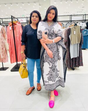 Niyuktha Prasad Instagram - A Day with my Shopaholic MOM♥️😘🛍️

#mom #daughter #love #friends #dayout #shopping
