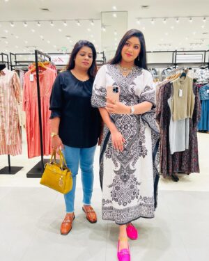 Niyuktha Prasad Instagram - A Day with my Shopaholic MOM♥️😘🛍️

#mom #daughter #love #friends #dayout #shopping