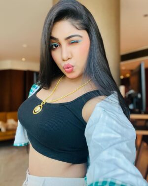 Niyuktha Prasad Instagram - Rate this look out of /10😅