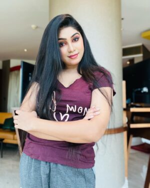 Niyuktha Prasad Instagram - When you put on ur makeup for shopping🛍️& now you just wanna stay at home for no reason 😅🤷🏻‍♀️

#picture #picoftheday #dubai🇦🇪 #dubailife #shopping #dayout #lazy #girl