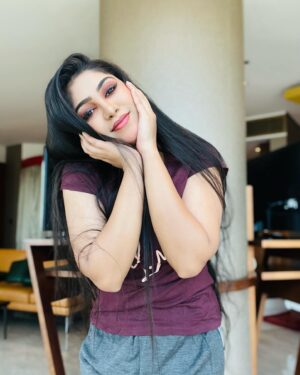 Niyuktha Prasad Instagram - When you put on ur makeup for shopping🛍️& now you just wanna stay at home for no reason 😅🤷🏻‍♀️

#picture #picoftheday #dubai🇦🇪 #dubailife #shopping #dayout #lazy #girl