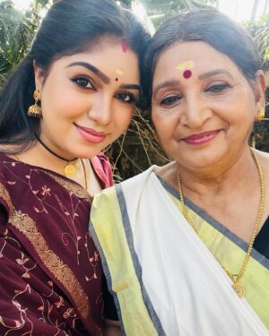 Niyuktha Prasad Instagram - I really miss those moments when she calls me `Achammede Paarukuttyee’😔…when i left on the last day,i saw her crying face .it really depressed me, her distress was truly a sign of motherhood. Miss you so much 💔

#memories #artist #zeekeralam #parvathy #love