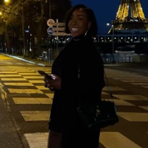 Noémie Abossolo Instagram - ✨🙂I’M SMILE ADDICT 🙃✨

👜: @givenchy 
👟: @adidasparis
💇🏽‍♀️: @newconceptbyrims