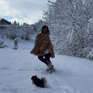 Noémie Abossolo Instagram - SNOW MAKE ME HAPPY ☃️❄️
 
Le modèle de ma veste est la SAHARA 🍂

💇🏽‍♀️: @newconceptbyrims 

#gifting #megeve #ski