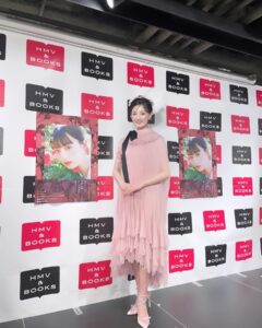 Noa Tsurushima Instagram - #鶴嶋乃愛1stフォトエッセイ #微睡む花の様に　 お渡し会どうもありがとうございました🌸 ファンの皆様に直接お目にかかれてとても嬉しいひと時でした 是非、何度でも読み返して下さいね🪽 またいつか♡ ps.本の表紙とリンクする様にメイクもお衣装もピンクたっぷりにしていただきました🌸やはり、私の永遠のテーマカラー。