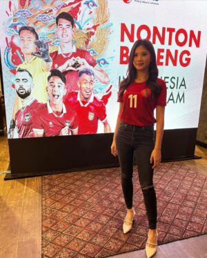 Noella Sisterina Instagram - MC untuk acara nobar Indonesia vs Vietnam bersama pak @erickthohir wohooooo INDONESIAAA!! 1-0 🇮🇩 #timnas #timnasday #MC #masterofceremony #MCcorporate #MCbyNoe