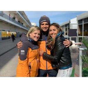 Noemí de Miguel Instagram - HASTA LUEGO ! En este post, con el primer GP de la temporada a la vista, hay una buena carga de melancolía… Pero solo existe cuando lo vivido ha merecido la pena. Y tanto:

Alucinando 😳 en los test de pretemporada en 2016 en el @circuitdebcncat Recién caída a un deporte que había elegido, que había seguido, que había estudiado pero del que ni te haces a la idea hasta que trabajas en un paddock. Me vino bien el baloncesto para crear espacio en los corralitos de Fernando.

MuaiThai con Lewis, tratando siempre de hacer entrevistas diferentes. Que sorprendiesen al piloto y entendiese esa atención no solo a lo que es en el monoplaza sino también como persona. Respeto. 

Trabajando para dar noticias. Y la del regreso de Fernando la di en la Ser. Ya sabíamos que “hasta luego” no es un “adiós”.

Qué fortuna los pilotos dos españoles 😝 Y nos subimos al podio. Los Sainz, los Carlos, Reyes, Juanjo… el aprecio y valor. 

Y que Checo y Red Bull iban a trabajar juntos tb en Movistar. 
El día de la foto casi 😅 perdemos a Luis que se hizo una croqueta. 

Mi favorito ❤️ Conversaciones serias y no tan serias. Me lo guardo todo de Niki. Esa en Austria fue nuestra última entrevista. 

Tuve muy buenos maestros, desde el primer día. Bueno, Albert os ha enseñado a todos. Y muchas fotos … que espero nunca salgan a la 💡🤣🤣🤣

Y para siempre me llevo una colección de mujeres increíbles, alguna no se va a librar de mí en la vida 😝🤘🏽💓 Mis amigas. 

Cuando quise dejar la vida nómada, me esperaba el trío calavera ☠️🙃 Qué os voy a contar de lo que es ternerles al lado cada carrera. 

Y no soy yo si no hay foto corriendo y algo tenía que haber de Bahrain 🇧🇭 Circuito entretenido en el que me ha llegado a llover 😅 y he comido arena 🤣🤣🤣 

Podría y no descarto hacer un post o un libro 😅 tour de localizaciones en entorno circuito del mundial de F1 🏁 para correr. Porque las hay espectaculares. Tened en cuenta que mi primer medio maratón lo corrí en un circuito, Hockenheimring (el finde de la debacle de Mercedes)

Y aquí me falta el equipazo porque sin ellos no hay nada. Pero es que no os libráis de más post … ni de mi en el motor 🏎️ eso está muy claro 🚨🚨🚨