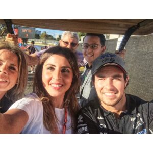 Noemí de Miguel Instagram - HASTA LUEGO ! En este post, con el primer GP de la temporada a la vista, hay una buena carga de melancolía… Pero solo existe cuando lo vivido ha merecido la pena. Y tanto:

Alucinando 😳 en los test de pretemporada en 2016 en el @circuitdebcncat Recién caída a un deporte que había elegido, que había seguido, que había estudiado pero del que ni te haces a la idea hasta que trabajas en un paddock. Me vino bien el baloncesto para crear espacio en los corralitos de Fernando.

MuaiThai con Lewis, tratando siempre de hacer entrevistas diferentes. Que sorprendiesen al piloto y entendiese esa atención no solo a lo que es en el monoplaza sino también como persona. Respeto. 

Trabajando para dar noticias. Y la del regreso de Fernando la di en la Ser. Ya sabíamos que “hasta luego” no es un “adiós”.

Qué fortuna los pilotos dos españoles 😝 Y nos subimos al podio. Los Sainz, los Carlos, Reyes, Juanjo… el aprecio y valor. 

Y que Checo y Red Bull iban a trabajar juntos tb en Movistar. 
El día de la foto casi 😅 perdemos a Luis que se hizo una croqueta. 

Mi favorito ❤️ Conversaciones serias y no tan serias. Me lo guardo todo de Niki. Esa en Austria fue nuestra última entrevista. 

Tuve muy buenos maestros, desde el primer día. Bueno, Albert os ha enseñado a todos. Y muchas fotos … que espero nunca salgan a la 💡🤣🤣🤣

Y para siempre me llevo una colección de mujeres increíbles, alguna no se va a librar de mí en la vida 😝🤘🏽💓 Mis amigas. 

Cuando quise dejar la vida nómada, me esperaba el trío calavera ☠️🙃 Qué os voy a contar de lo que es ternerles al lado cada carrera. 

Y no soy yo si no hay foto corriendo y algo tenía que haber de Bahrain 🇧🇭 Circuito entretenido en el que me ha llegado a llover 😅 y he comido arena 🤣🤣🤣 

Podría y no descarto hacer un post o un libro 😅 tour de localizaciones en entorno circuito del mundial de F1 🏁 para correr. Porque las hay espectaculares. Tened en cuenta que mi primer medio maratón lo corrí en un circuito, Hockenheimring (el finde de la debacle de Mercedes)

Y aquí me falta el equipazo porque sin ellos no hay nada. Pero es que no os libráis de más post … ni de mi en el motor 🏎️ eso está muy claro 🚨🚨🚨