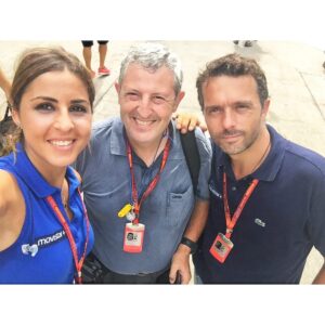 Noemí de Miguel Instagram - HASTA LUEGO ! En este post, con el primer GP de la temporada a la vista, hay una buena carga de melancolía… Pero solo existe cuando lo vivido ha merecido la pena. Y tanto:

Alucinando 😳 en los test de pretemporada en 2016 en el @circuitdebcncat Recién caída a un deporte que había elegido, que había seguido, que había estudiado pero del que ni te haces a la idea hasta que trabajas en un paddock. Me vino bien el baloncesto para crear espacio en los corralitos de Fernando.

MuaiThai con Lewis, tratando siempre de hacer entrevistas diferentes. Que sorprendiesen al piloto y entendiese esa atención no solo a lo que es en el monoplaza sino también como persona. Respeto. 

Trabajando para dar noticias. Y la del regreso de Fernando la di en la Ser. Ya sabíamos que “hasta luego” no es un “adiós”.

Qué fortuna los pilotos dos españoles 😝 Y nos subimos al podio. Los Sainz, los Carlos, Reyes, Juanjo… el aprecio y valor. 

Y que Checo y Red Bull iban a trabajar juntos tb en Movistar. 
El día de la foto casi 😅 perdemos a Luis que se hizo una croqueta. 

Mi favorito ❤️ Conversaciones serias y no tan serias. Me lo guardo todo de Niki. Esa en Austria fue nuestra última entrevista. 

Tuve muy buenos maestros, desde el primer día. Bueno, Albert os ha enseñado a todos. Y muchas fotos … que espero nunca salgan a la 💡🤣🤣🤣

Y para siempre me llevo una colección de mujeres increíbles, alguna no se va a librar de mí en la vida 😝🤘🏽💓 Mis amigas. 

Cuando quise dejar la vida nómada, me esperaba el trío calavera ☠️🙃 Qué os voy a contar de lo que es ternerles al lado cada carrera. 

Y no soy yo si no hay foto corriendo y algo tenía que haber de Bahrain 🇧🇭 Circuito entretenido en el que me ha llegado a llover 😅 y he comido arena 🤣🤣🤣 

Podría y no descarto hacer un post o un libro 😅 tour de localizaciones en entorno circuito del mundial de F1 🏁 para correr. Porque las hay espectaculares. Tened en cuenta que mi primer medio maratón lo corrí en un circuito, Hockenheimring (el finde de la debacle de Mercedes)

Y aquí me falta el equipazo porque sin ellos no hay nada. Pero es que no os libráis de más post … ni de mi en el motor 🏎️ eso está muy claro 🚨🚨🚨