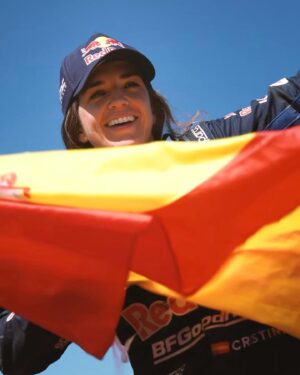 Noemí de Miguel Instagram - ORGULLO y EJEMPLO 
@cris_tortu y @carlossainzoficial 

Qué gran día este en el que celebrar el éxito de dos referentes del deporte en España. Orgullo máximo. 

Cuando cuesta encontrar referentes ellos han levantado la mano. Muy distintos en trayectoria, origen, edad, como llegaron a su deporte… En común la profesionalidad, entrega incondicional, discreción en ese día a día en el que está la clave del éxito, entrenamiento incansable y una cabeza que admirar. 

Esa mentalidad: pensando en grande aún sabiendo que cuando no hay cámaras es cuando se gesta el éxito .
Sin barreras: ante preguntas o prejuicios, ¿demasiado mayor?, ¿no es muy duro para una mujer? ¿No es mejor dejarlo tras una lesión tan importante? ¿Cuántas veces ha hecho Carlos Sainz ganador un equipo que no lo era?
Equipo sólido y máxima confianza en las buenas y en las malas: @lucas74cruz @pablomorenohuete 

Y así como compiten viven. 

Llevo desde que tengo uso de razón empezando el año con el @dakarrally Fui en 2005 y tengo un maravilloso recuerdo de una competición que me recibieron con un abrazo. Y este año ha vuelto a ser tan especial como aquel. 

Sí, @cris_tortu Tengo que cubrir uno. Y bien sabe @carlossainzoficial que llevo tiempo persiguiéndolo. 
Y en este post me acuerdo mucho de @reyesvdec y @jjlacalle porque el entorno es imprescindible 🤍

#DakarRally 
#CristinaGutierrez #CarlosSainz