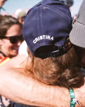Noemí de Miguel Instagram - ORGULLO y EJEMPLO 
@cris_tortu y @carlossainzoficial 

Qué gran día este en el que celebrar el éxito de dos referentes del deporte en España. Orgullo máximo. 

Cuando cuesta encontrar referentes ellos han levantado la mano. Muy distintos en trayectoria, origen, edad, como llegaron a su deporte… En común la profesionalidad, entrega incondicional, discreción en ese día a día en el que está la clave del éxito, entrenamiento incansable y una cabeza que admirar. 

Esa mentalidad: pensando en grande aún sabiendo que cuando no hay cámaras es cuando se gesta el éxito .
Sin barreras: ante preguntas o prejuicios, ¿demasiado mayor?, ¿no es muy duro para una mujer? ¿No es mejor dejarlo tras una lesión tan importante? ¿Cuántas veces ha hecho Carlos Sainz ganador un equipo que no lo era?
Equipo sólido y máxima confianza en las buenas y en las malas: @lucas74cruz @pablomorenohuete 

Y así como compiten viven. 

Llevo desde que tengo uso de razón empezando el año con el @dakarrally Fui en 2005 y tengo un maravilloso recuerdo de una competición que me recibieron con un abrazo. Y este año ha vuelto a ser tan especial como aquel. 

Sí, @cris_tortu Tengo que cubrir uno. Y bien sabe @carlossainzoficial que llevo tiempo persiguiéndolo. 
Y en este post me acuerdo mucho de @reyesvdec y @jjlacalle porque el entorno es imprescindible 🤍

#DakarRally 
#CristinaGutierrez #CarlosSainz