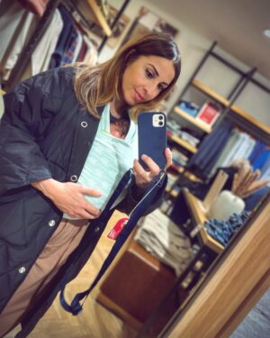 Noemí de Miguel Instagram - Las nuevas rebajas 🛍️ 
Me encanta ir de compras, pero sí, fueron para ella. 

Feliz con el porteo y las posibilidades que ofrece. Tengo a la mejor mentora @td.marga 🤗 que nos hizo un regalazo! 

¿Habéis porteado? ¿Os gusta? 

Durante toda la historia ha tenido un  gran arraigo en todos los continentes y culturas. Aquí se pedió y ahora recupera por el fomento del apego y los beneficios que supone para el bebé y la mamá.