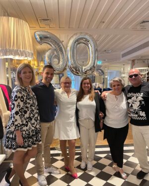 Noémia Costa Instagram - E foi a festa Surpresa cheia de Amor, Alegria e Paz!!!
Faltam fotos com a minha querida @rosa_maria_do_canto com o meu agente @paulo.araujo007 e com o meu querido Carlos Gonçalves  e com o meu sobrinho @nunogeraldes ♥️♥️♥️♥️ 
Obrigada por tanto!!!!!!!
Grata ao @h10duquedeloule  Exímio atendimento ♥️
Obrigada meu Deus!!!!!
