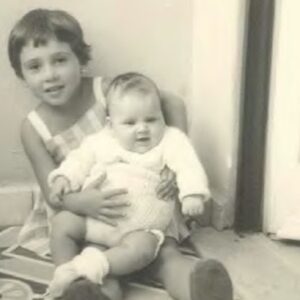 Noémia Costa Instagram - A 7 de Maio de 1964 nasci eu.
Assim se passaram 60 anos.
Meu Deus obrigada!!!
Como todos nós, vivi alegrias, tristezas, amor, chorei, ri.
Fui filha, irmã, mãe e agora avó.
Nasci de um grande Amor e isso faz toda a diferença.
Até aqui Deus me ajudou, cuidou, amou, protegeu a mim e aos que Amo. 
E em alturas difíceis Nunca me abandonou.
Estou Grata há Vida, aos meus e a Ti!!!!
Obrigada ao público que ao fim de 44 anos de profissão me continua a acarinhar.
Hoje o dia é meu. E no céu tenho três estrelas que me amam eternamente o meu irmão Jaime e os meus Pais.
Que posso pedir mais?!
Agradeço apenas.