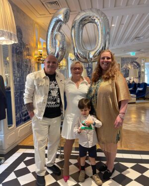 Noémia Costa Instagram - E foi a festa Surpresa cheia de Amor, Alegria e Paz!!!
Faltam fotos com a minha querida @rosa_maria_do_canto com o meu agente @paulo.araujo007 e com o meu querido Carlos Gonçalves  e com o meu sobrinho @nunogeraldes ♥️♥️♥️♥️ 
Obrigada por tanto!!!!!!!
Grata ao @h10duquedeloule  Exímio atendimento ♥️
Obrigada meu Deus!!!!!
