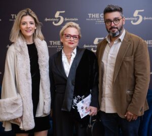 Noémia Costa Instagram - Eu, a minha filha e o meu genro.
Ontem na festa maravilhosa dos cinco anos do @theonepalaciodaanunciada.
Obrigada querido @leandro.munoz.gm pelo convite.
Estás de Parabéns pois tudo é Magnífico.
Bravoooooo🧡👏👏👏👏👏👏