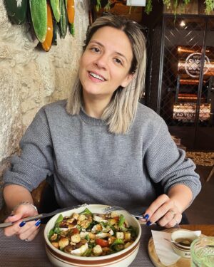 Noémia Costa Instagram - E hoje é aqui no Porto!!!!!!
Atenção a francesinha é vegetariana.
A minha @joanafranca_oficial é mais salada.
Hoje é dia de @centroinovacaomedica 🧡  #saude #saudeebemestar