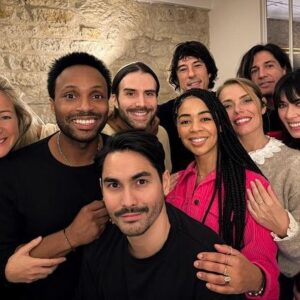 Nolwenn Leroy Instagram - FOREVER YOUNG🤘🎄🎁 🔥 
X-MAS REUNION 2023, en FAMILLE, entourée de mes frères et mes sœurs de cœur❤️💚