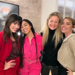 Nolwenn Leroy Instagram - FOREVER YOUNG🤘🎄🎁 🔥 
X-MAS REUNION 2023, en FAMILLE, entourée de mes frères et mes sœurs de cœur❤️💚