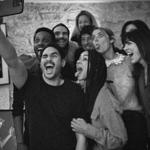 Nolwenn Leroy Instagram - FOREVER YOUNG🤘🎄🎁 🔥 
X-MAS REUNION 2023, en FAMILLE, entourée de mes frères et mes sœurs de cœur❤️💚