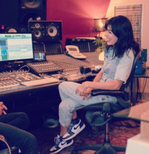 Nolwenn Leroy Instagram - Chaque jour au studio… et chaque jour j’ai plus hâte de partager avec vous🧡Prêt ? Rendez-vous Vendredi!!⏰💃🏻