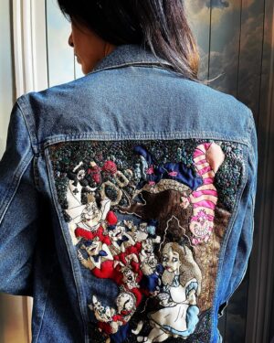 Nolwenn Leroy Instagram - Best jacket ever🐰⏰🫖🐱🚪🐛🎩👑🌹♥️♣️♠️♦️ #aliceinwonderland #lecheshirecatetmoi #broderie #artisanat #doigtsdefée 🙏💋✨@juliepoupees