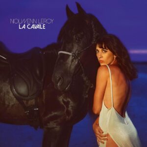 Nolwenn Leroy Instagram - Quelle joie de pouvoir enfin vous faire découvrir la pochette de mon nouvel album. Prête pour le grand départ, avec Black, au grand galop jusqu’au bout de la nuit…🐎🌊✨
« La Cavale » est aujourd’hui disponible en précommande physique et digitale ! (Lien dans la bio)
Pour fêter ce grand jour,  je vous en offre un nouvel extrait « Le Tournis »
Je vous embrasse💜
Nol 
-
📸Photo @odieuxboby 💫