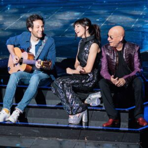 Nolwenn Leroy Instagram - Voilà, c’est fini! Merci à tout ceux qui m’ont permis de me transformer en fée le temps d’une saison🧚🏻‍♀️✨
À toute la famille @thevoice_tf1 @amelbent @pagny_officiel @marclavoineofficiel @vianneymusique @nikosaliagas 🙏pour l’accueil si chaleureux💗
À tous les talents: Bon Vent! 
Qu’il porte très loin vos rêves de musique! @loris_musicoff @kilian.androkill @jeanpalau_officiel @leo_musicoff Je suis si heureuse d’avoir croisé votre chemin. Je vous souhaite le meilleur. 
Merci à toute ma glam team @anglomamakeup @clemjaraud , @amelka_hairstylist , #jennychanu , @sylvain.decolfmacker  @axla.__ 💗